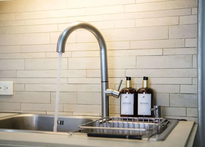 Modern Luxe Stay: 2br Escape Apartamento Manila